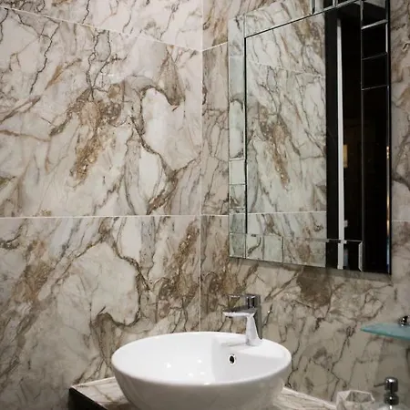 מלון Julina Boutique Living 3*