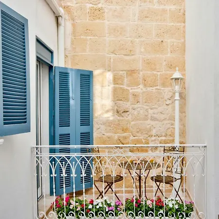 Julina Boutique Living מלון מוסטה