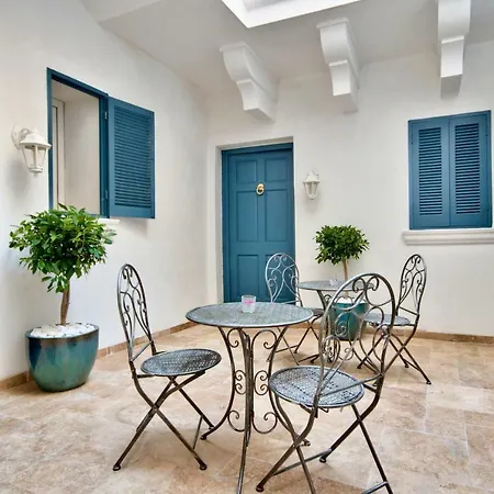 מלון Julina Boutique Living 3*