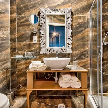 Julina Boutique Living 3* מוסטה