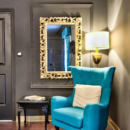 מלון Julina Boutique Living 3*