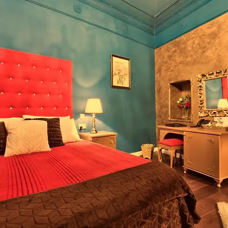 מלון Julina Boutique Living 3*