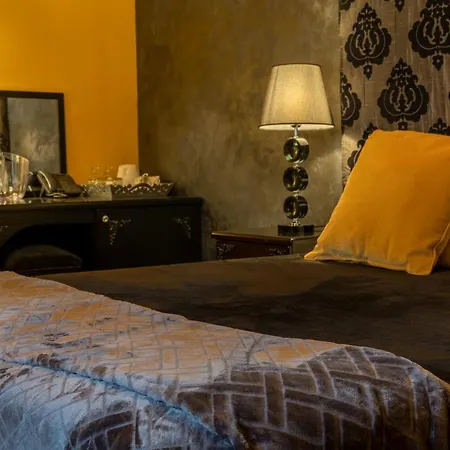 Julina Boutique Living מלון מוסטה