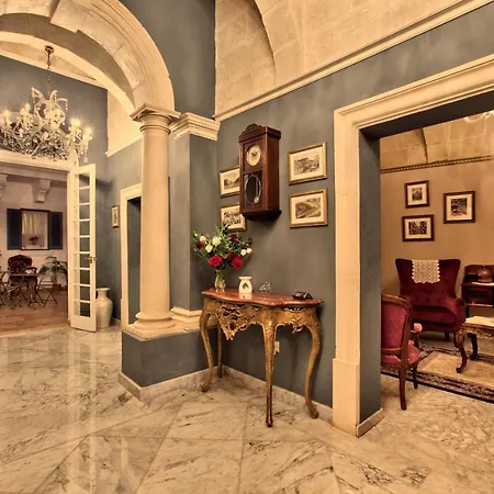 Julina Boutique Living מלון מוסטה