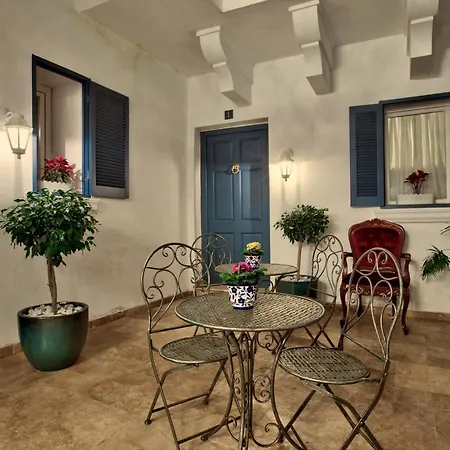 מלון Julina Boutique Living