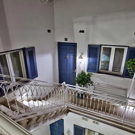 מלון Julina Boutique Living 3*