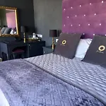 Julina Boutique Living 모스타
