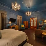 Julina Boutique Living 모스타