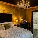 Julina Boutique Living 모스타