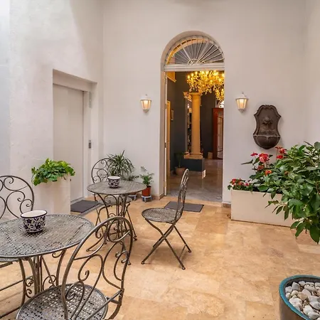 Julina Boutique Living מלון